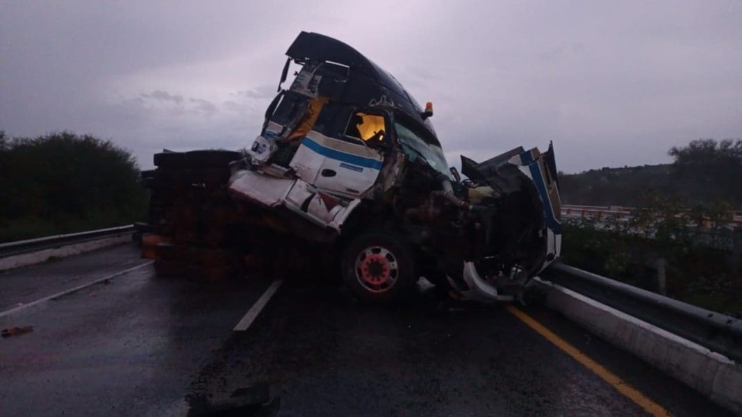 ZINAPÉCUARO Tráiler pipa choca contra autobús en la autopista México-Guadalajara hay un muerto y un herido 5