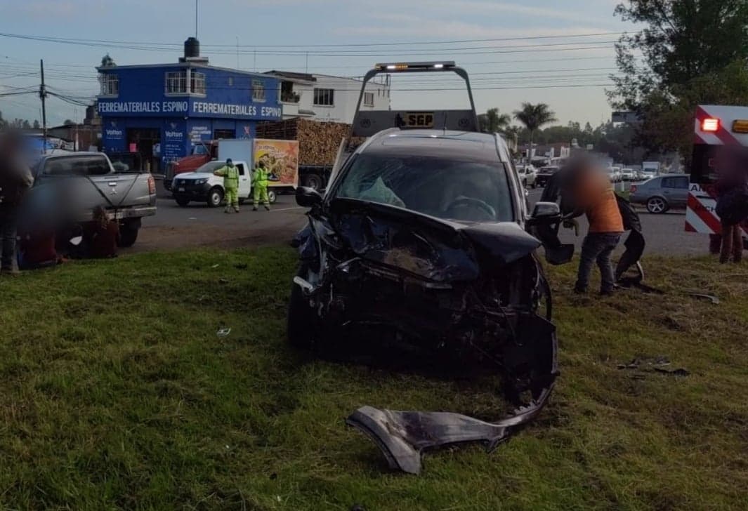 MORELIA Choque entre 2 vehículos deja una persona herida en la Morelia-Pátzcuaro
