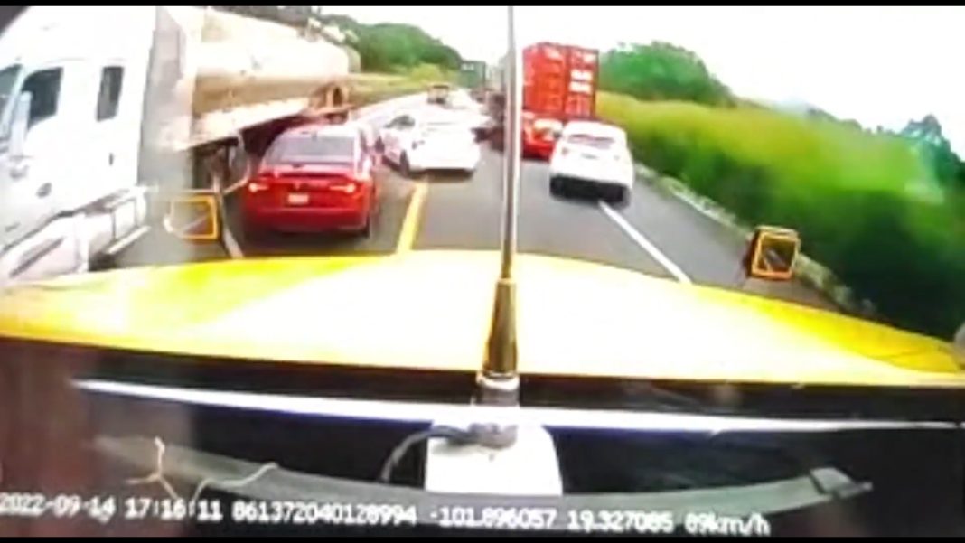 TARETAN En accidente de Taretan tráiler embistió a 95 km por hora a las demás unidades 2