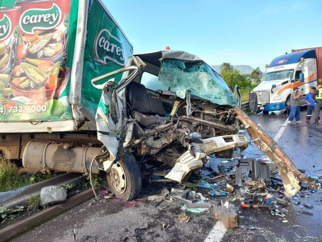 SALVADOR ESCALANTE Choque entre camiones de carga deja un muerto y tres heridos en la Siglo XXI 1