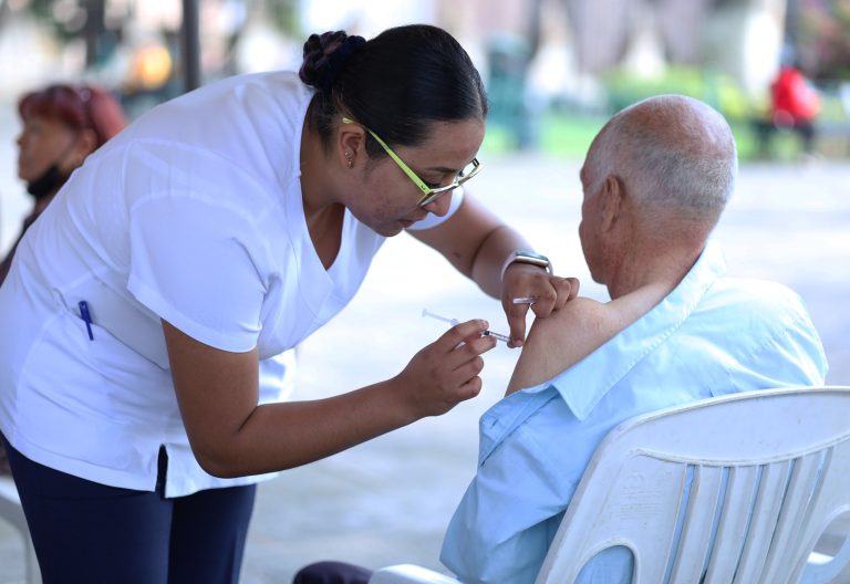 Arranca vacunación contra influenza y Covid