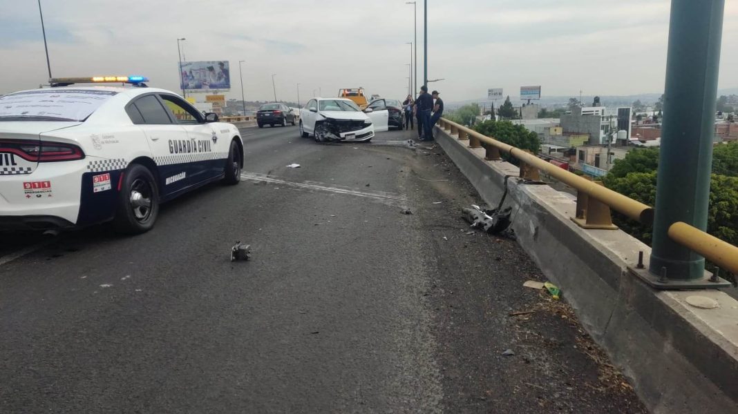 MORELIA Tráiler nodriza provoca choque en el periférico de Morelia hay 2 heridos 1