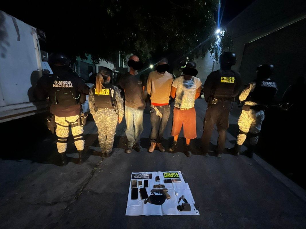 MORELIA Policía Morelia detiene a civiles con arma y cartuchos en Misión del Valle 1