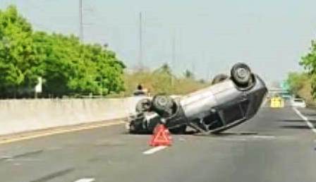 Se vuelca auto 1504 Se vuelca auto 1504