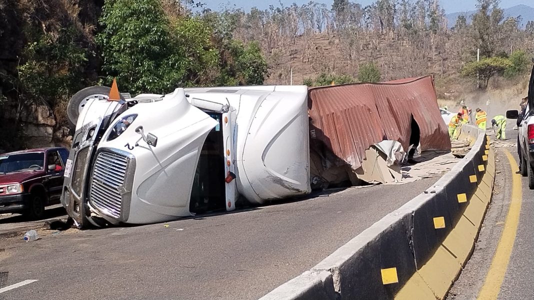 MORELIA Tráiler vuelca en la bajada a Cepamisa 7 MORELIA Tráiler vuelca en la bajada a Cepamisa 7