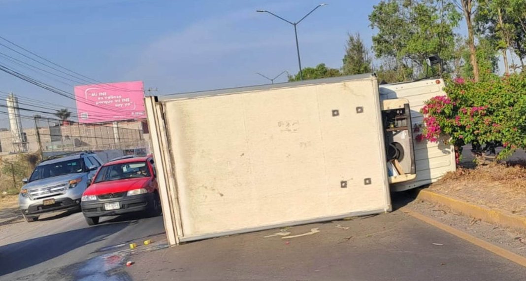 MORELIA Vuelca camión en la Av. Madero Oriente de Morelia
