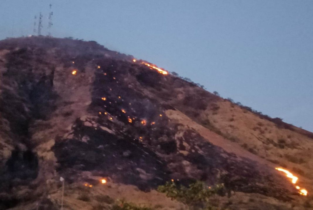 APATZINGÁN Reportan incendio en el Cerro del Húngaro en Apatzingán 6
