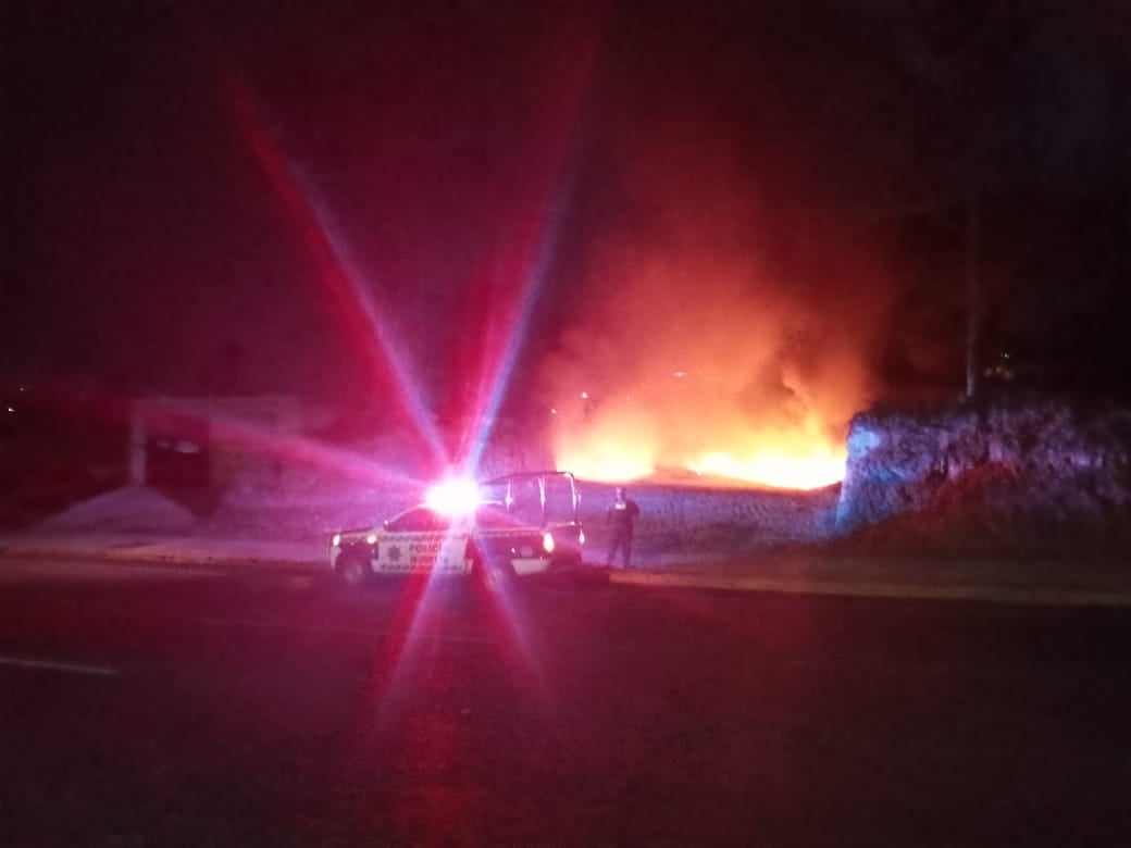 MORELIA Arden llantas en lote baldío de Morelia 2