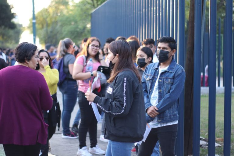Brindan orientación a quienes tramitaron ficha para ingresar a la UMSNH