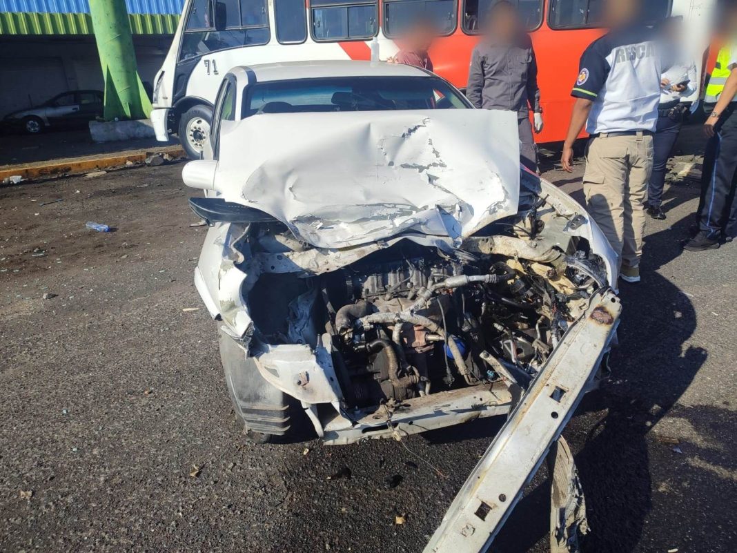 MORELIA Auto choca contra camión de pasajeros en la Av. Madero Poniente de Morelia 1