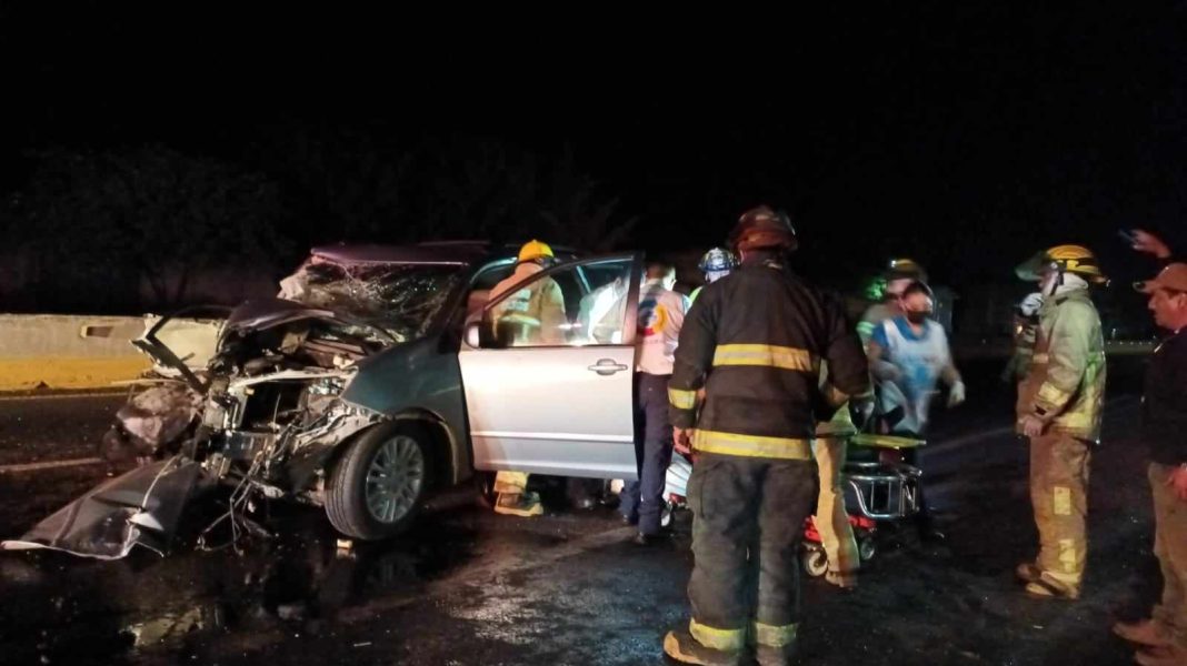 TARÍMBARO Mujer muere tras choque de camioneta contra tráiler en la Morelia-Salamanca hay 3 heridos 4