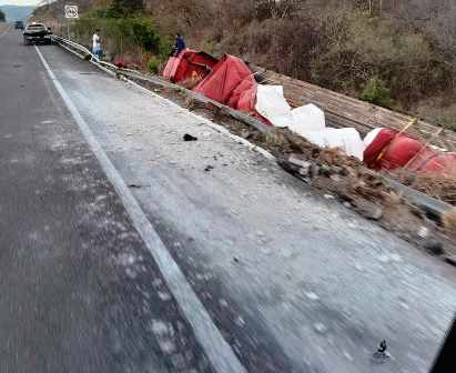Vuelca tráiler cargado con nitrato de amonio en la autopista Siglo XXI ...