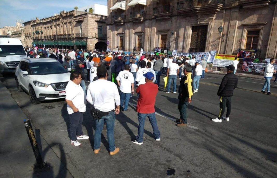 MORELIA Organizadores de peleas de gallos se manifiestan en palacio de gobierno 5