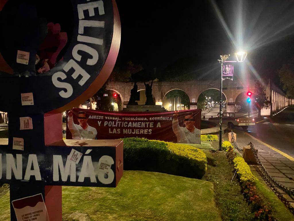 MORELIA Aparecen lonas con acusaciones de violencia de género contra senador de Michoacán 4