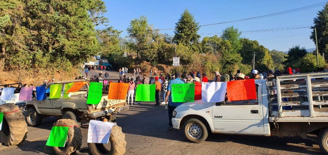 TACÁMBARO Montan plantón para exigir profesores en zona de Tacámbaro 6