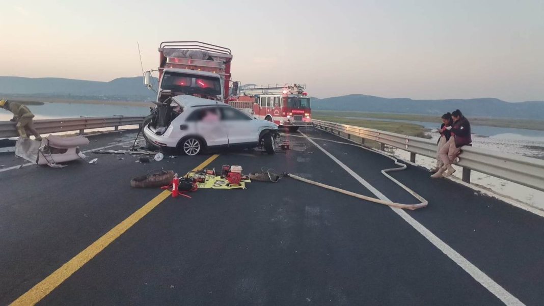 CUITZEO Muere hombre tras choque entre camioneta y camión en la Morelia-Salamanca 4