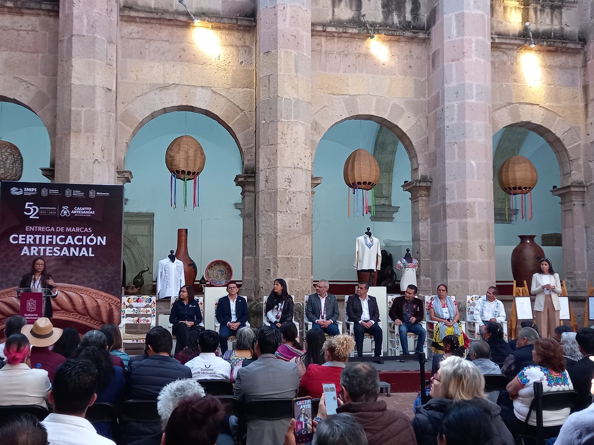 Celebra Casa de las Artesanías de Michoacán su 52 aniversario; entrega