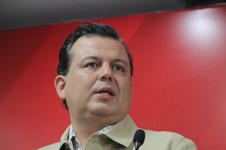 Memo Valencia volverá a colocar escultura de Hipólito Mora derribada por delincuentes en La Ruana