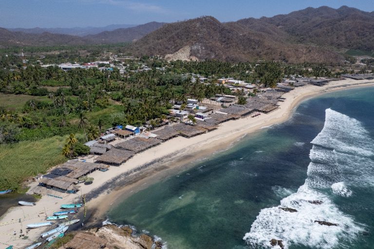 Alerta PC a turistas de mar de fondo en costa michoacana