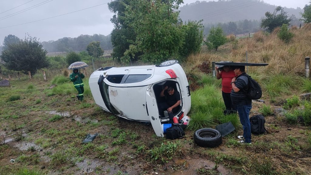Auto vuelca y se sale de la carretera, en la autopista Siglo XXI ...