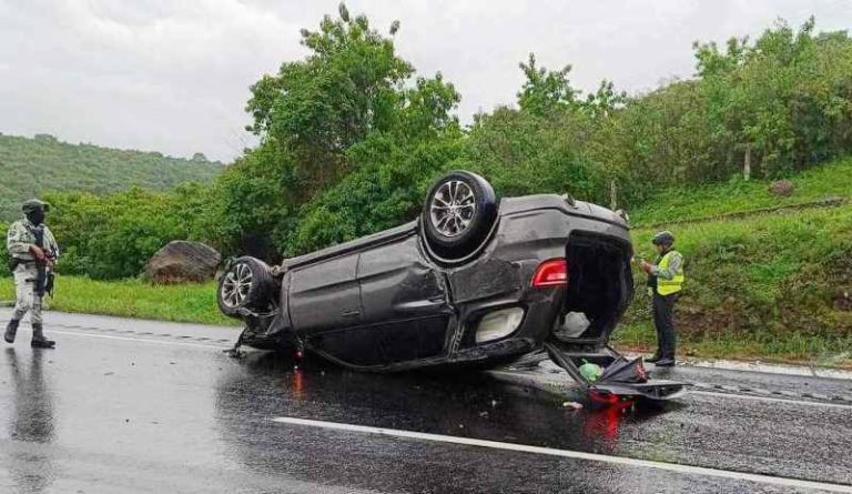 Alcaldesa de Coeneo resulta herida al volcar camioneta en la autopista México-Guadalajara