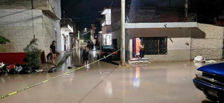 Bajo el agua, viviendas de la colonia La Libertad de Zamora; habitantes exigen atención de autoridades