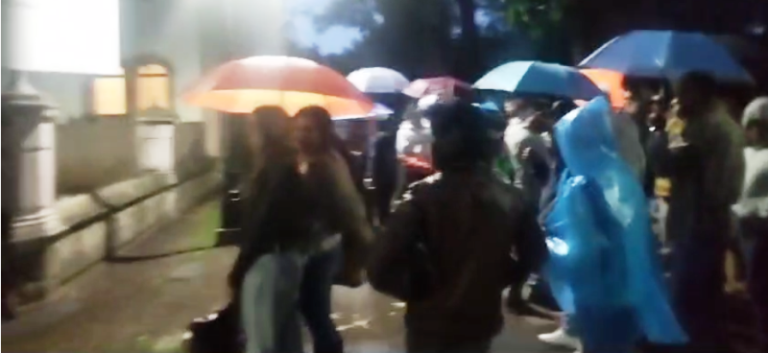 Con todo y lluvia, se mantiene manifestación de custodios en Secretaría de Gobierno