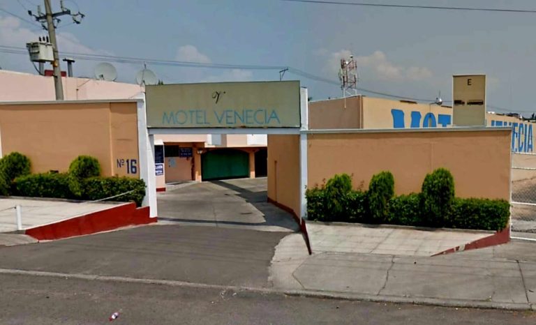 Descubren a huésped asesinado con múltiples heridas de arma banca, en motel de Uruapan