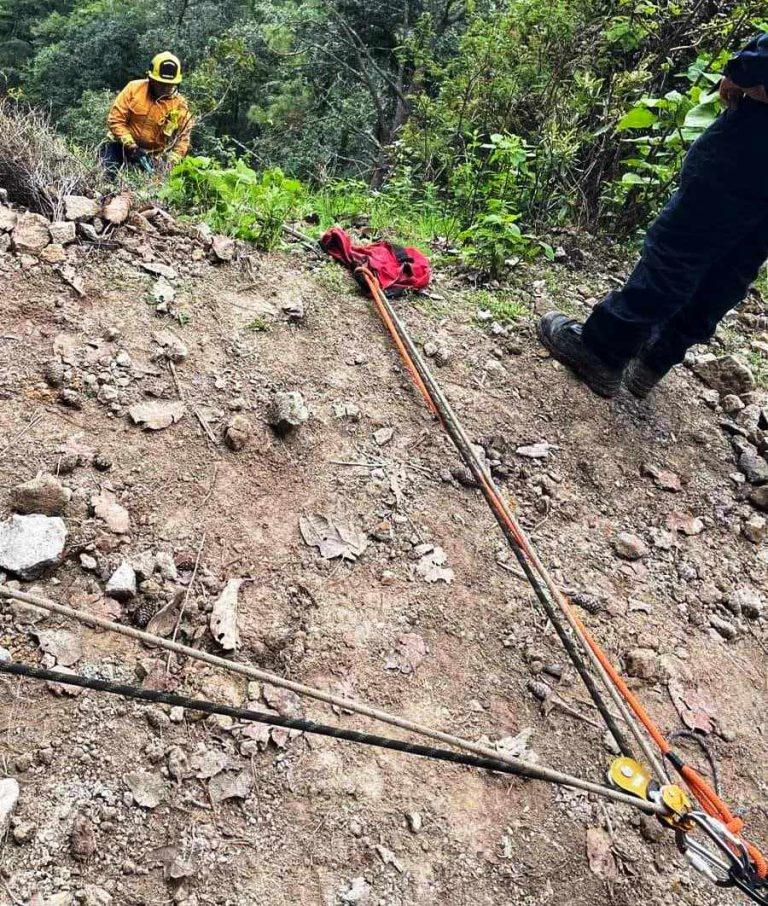 Hombre muere al caer camioneta a barranco en San José de las Torres, en Morelia