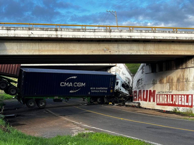 Tráiler se precipita de un puente de la autopista de Occidente y bloquea el acceso a Huaniqueo