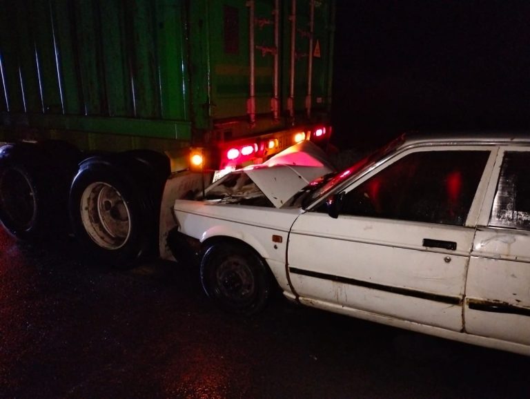 Siguen los accidentes en la Siglo XXI, auto choca por alcance contra tractocamión