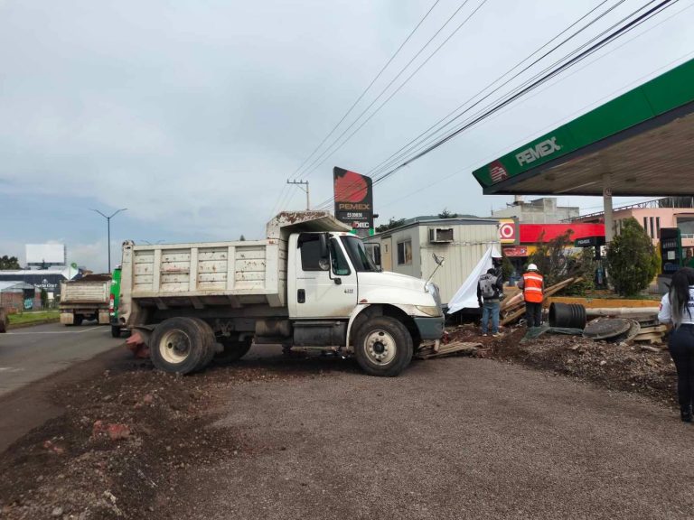 Camión tipo volteo se accidenta en las inmediaciones de Villas del Pedregal