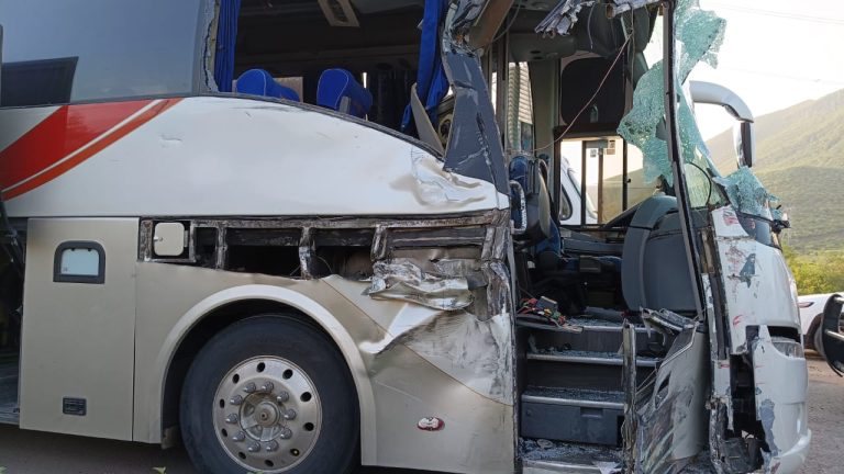 Siete lesionados en choque de autobús y tráiler en la autopista Siglo XXI