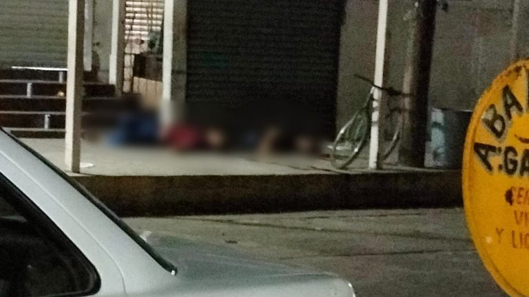 Pistoleros matan a dos sujetos a espaldas del mercado Ignacio López Rayón