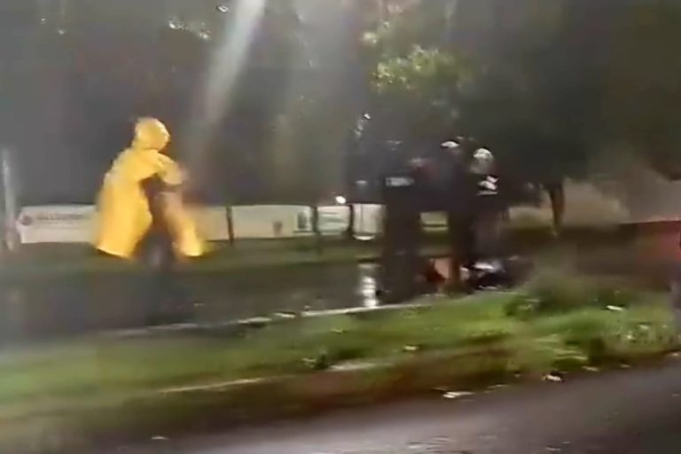 Auto atropella a peatona cerca de la Macroplaza Estadio