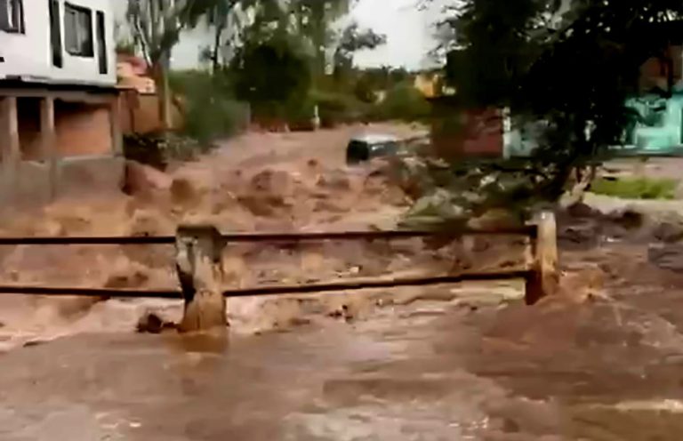 Hombre muere arrastrado por la creciente del arroyo “Las Navajas” en Zináparo