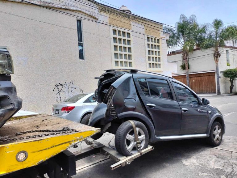 Camioneta choca contra auto, domicilio y árbol en la Chapultepec Oriente de Morelia; hay 1 herido