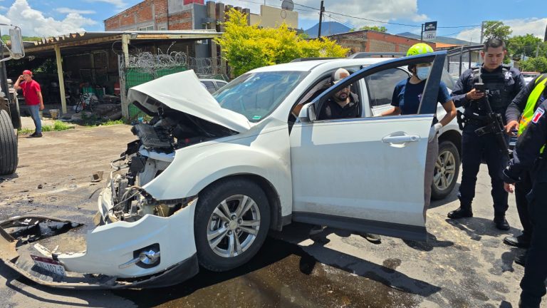 Un lesionado en choque de camioneta y camión de carga, en la Zamora – Morelia