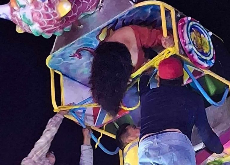 Mujer queda atrapada en juego mecánico, en Maravatío