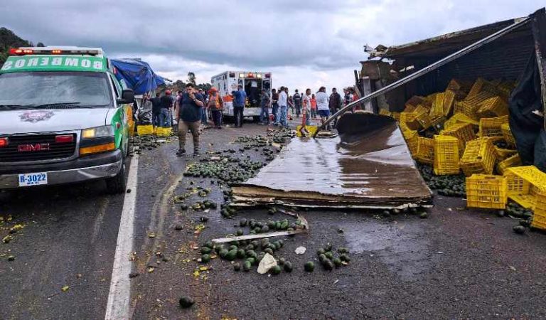 Suman tres fallecidos y siete heridos tras fatal carambola en la autopista Siglo XXI