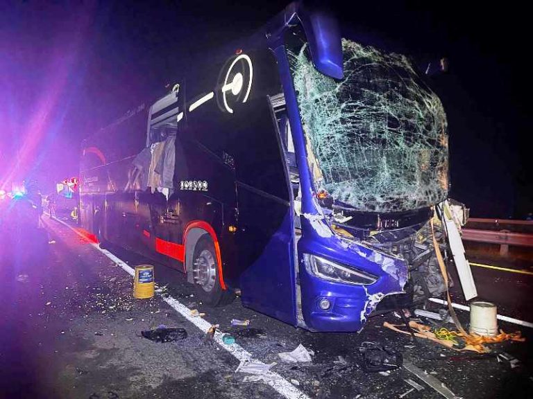 Tres heridos en choque por alcance entre autobús y camión de carga