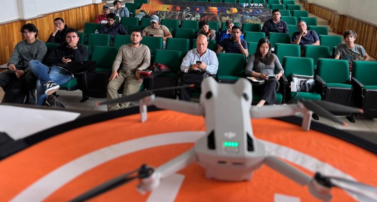 Estudiantes de la UTM concluyen curso de pilotaje de drones