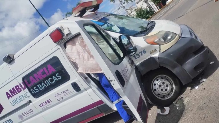 Conductor huye tras chocar contra ambulancia en la avenida Acueducto de Morelia