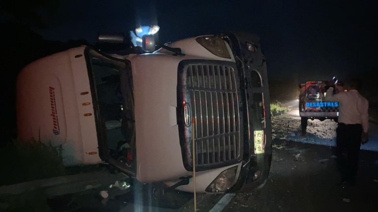 Vuelca tractocamión en la autopista Siglo XXI; en la misma zona dos tráileres chocaron por alcance