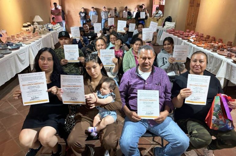 Otorgan 100 mil pesos para 26 artesanos ganadores del Concurso de Alfarería de Capula