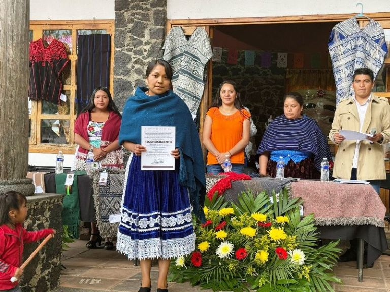 Reparten 120 mil pesos en premios a 31 artesanas en concurso de textiles de Angahuan