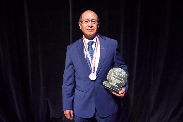 Magistrado presidente Jorge Reséndiz García recibe la Presea al Mérito Cívico 2024 en Zitácuaro
