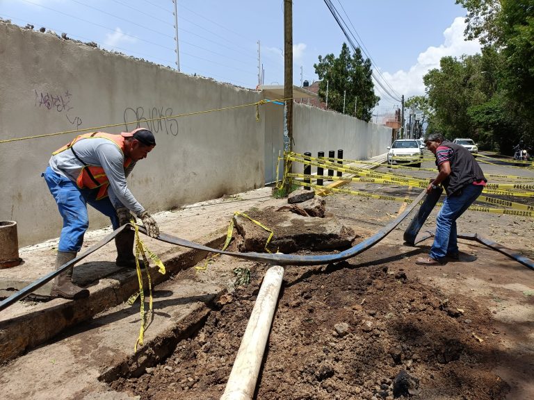 OOAPAS repara línea de conducción de agua potable en la colonia Félix Ireta
