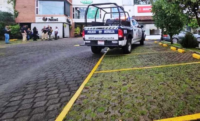 Balean a joven en la Plaza ECA, al sur de Morelia