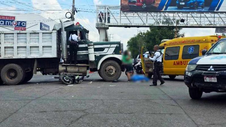 Camión volteo embiste a motociclistas; hay un niño muerto y dos mujeres heridas
